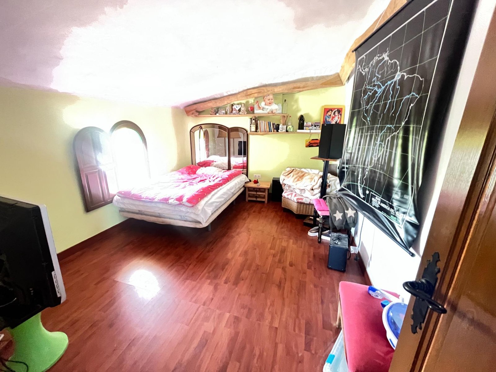 Habitación acogedora con cama