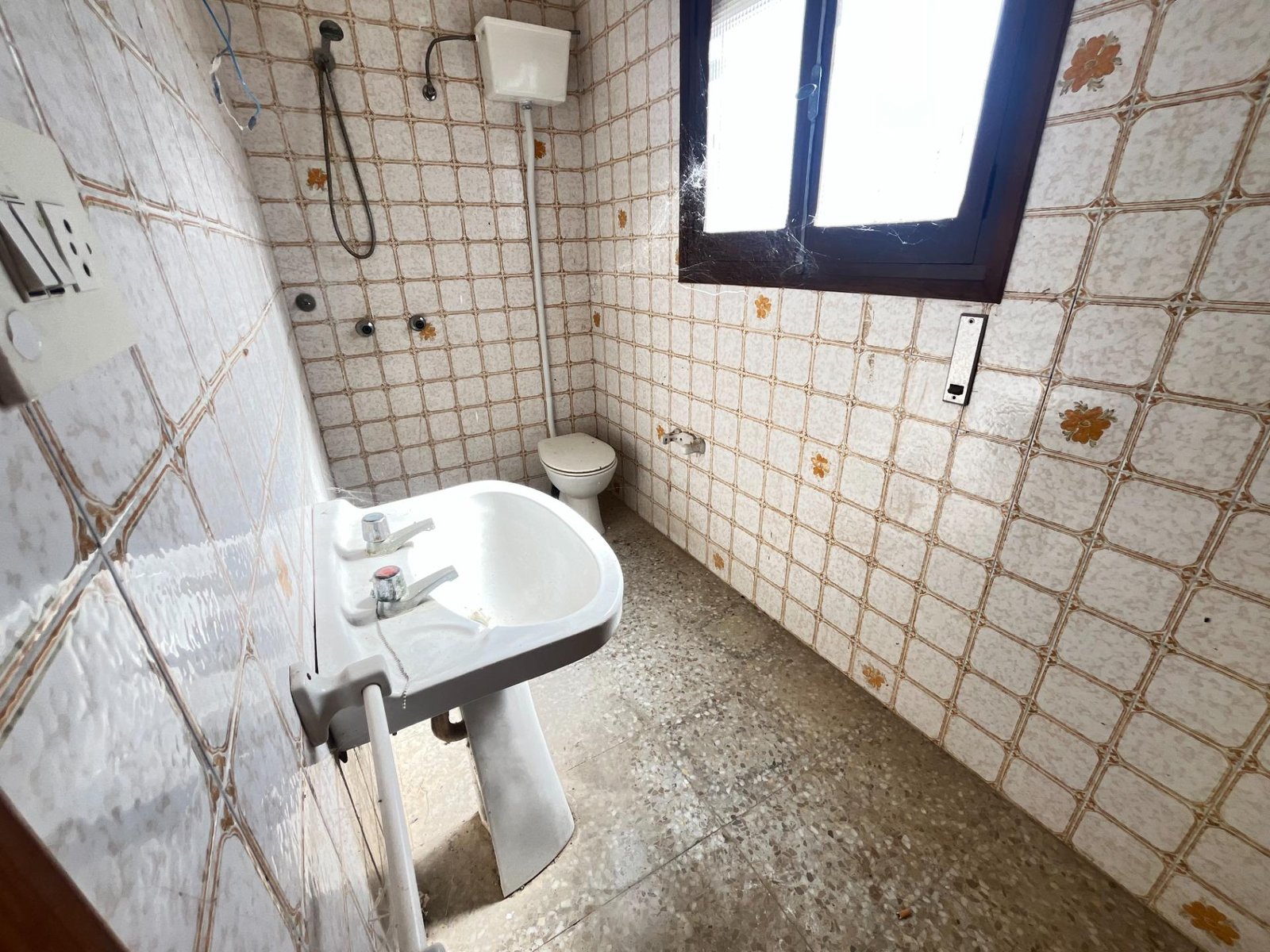 Baño con azulejos clásicos