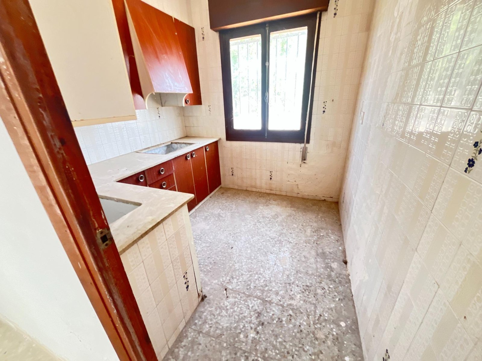 Cocina con ventana y muebles bajos
