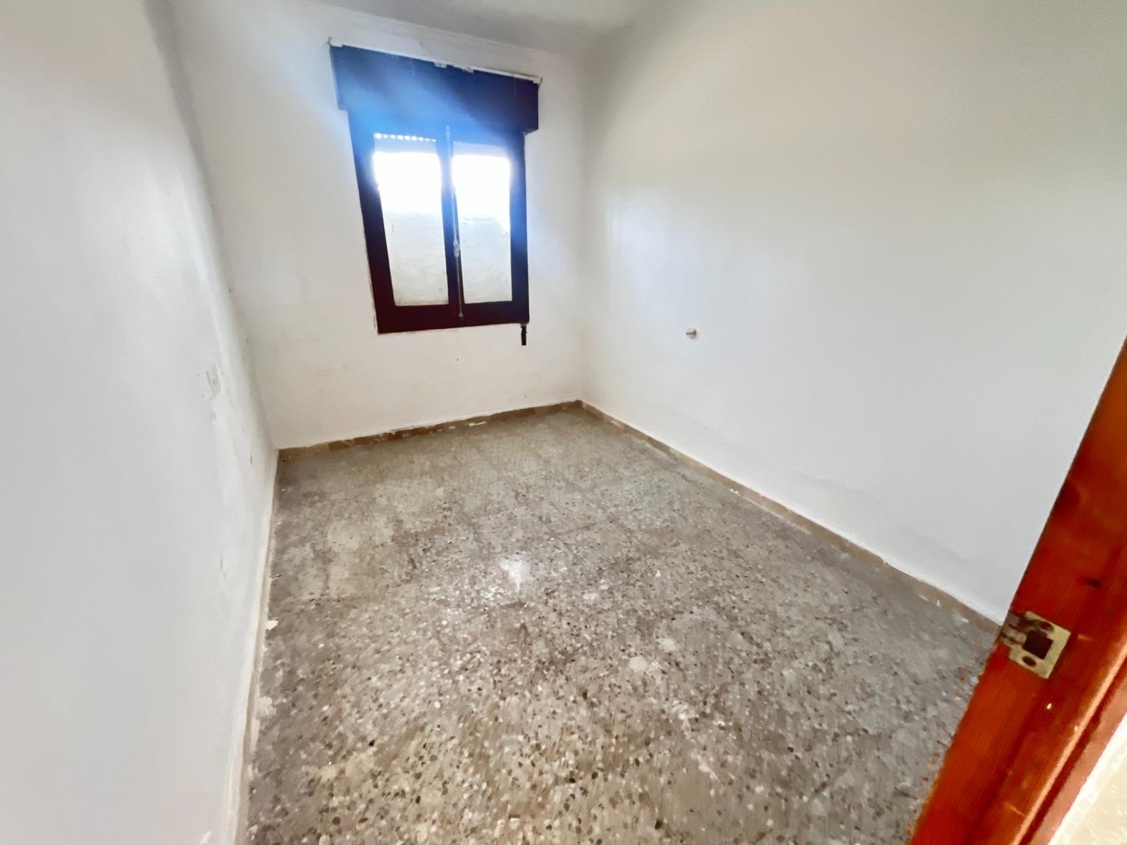 Habitación vacía con luz natural