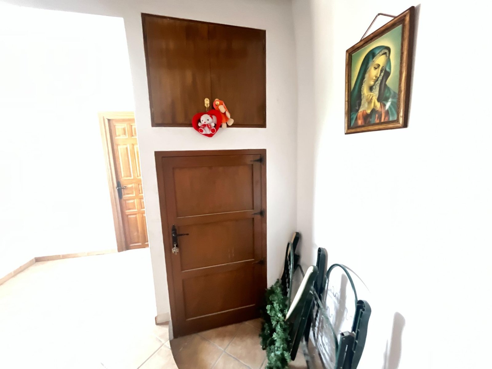 Pasillo con decoraciones en la pared