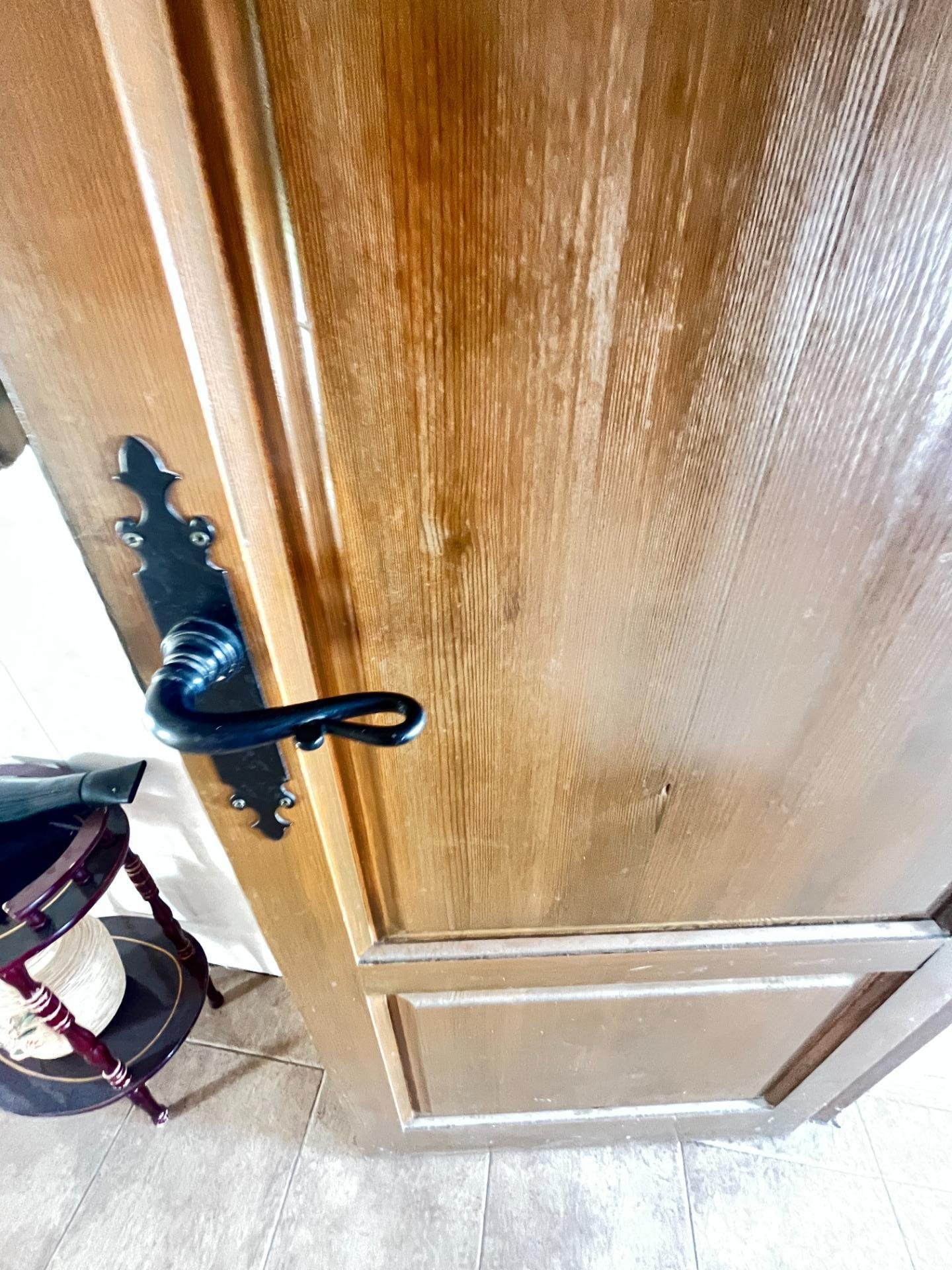 Puerta de madera con manija elegante