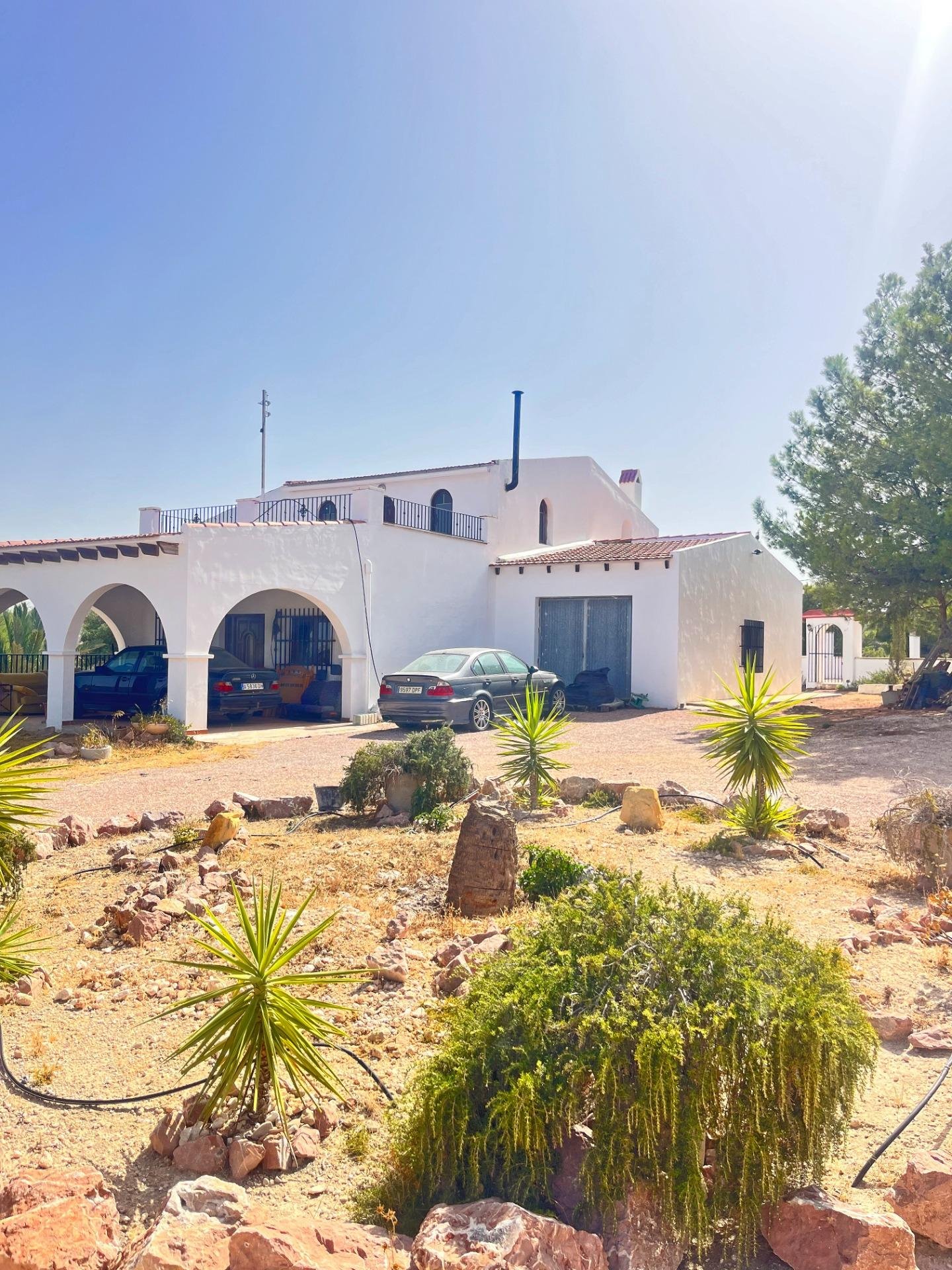 Casa rural con paisajismo exterior