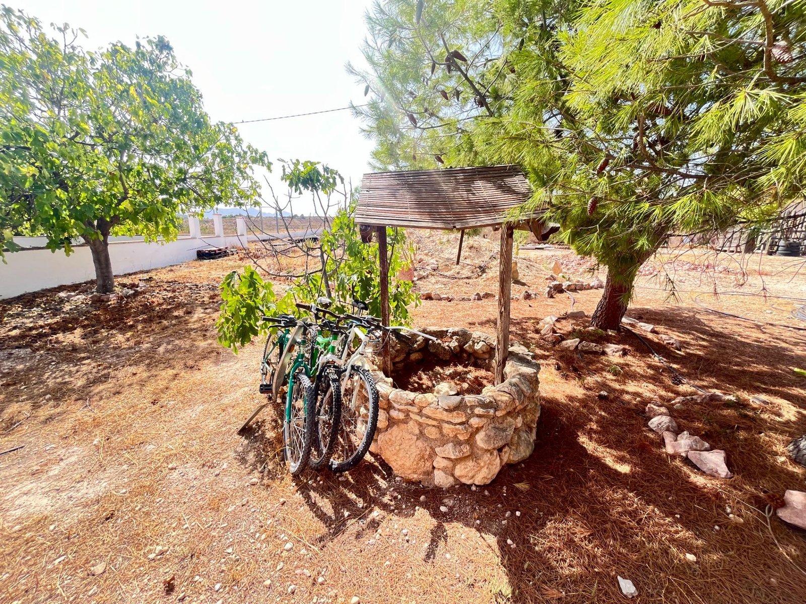 Pozo en el campo con bicicletas