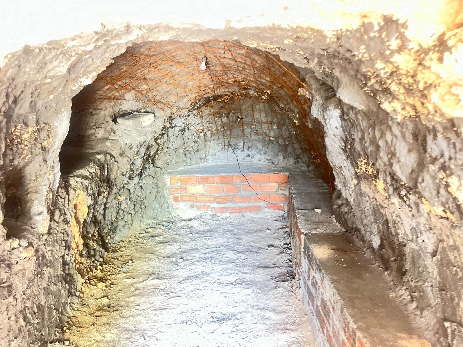 Interior de una cueva de ladrillo