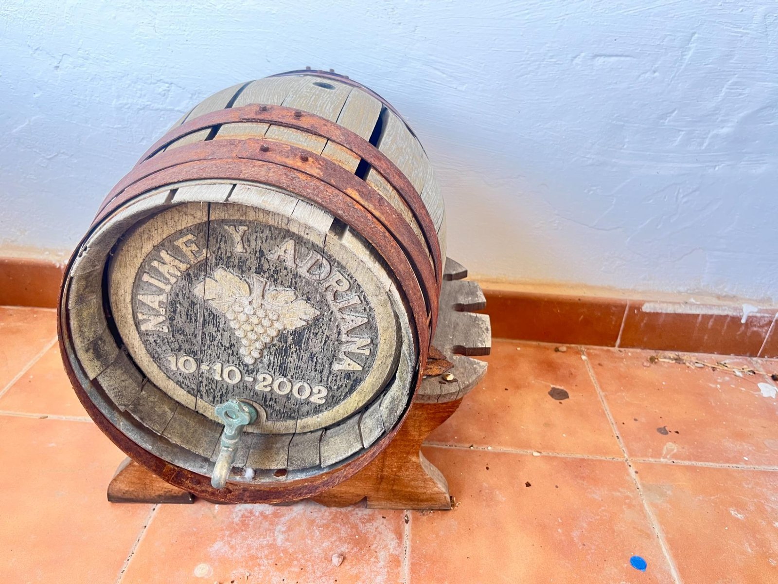 Barril de madera decorativo