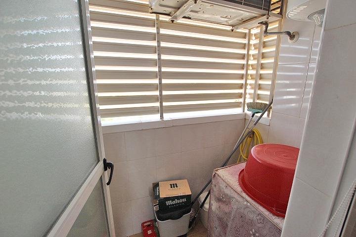 Espacio interior con ventanales