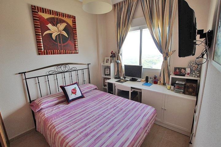Habitación con cama matrimonial decorada