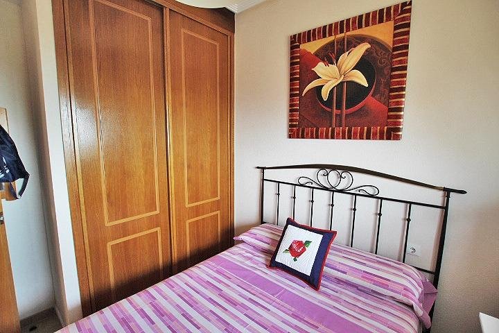 Habitación con cama y armario