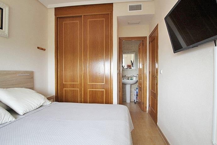 Habitación con cama y baño privado