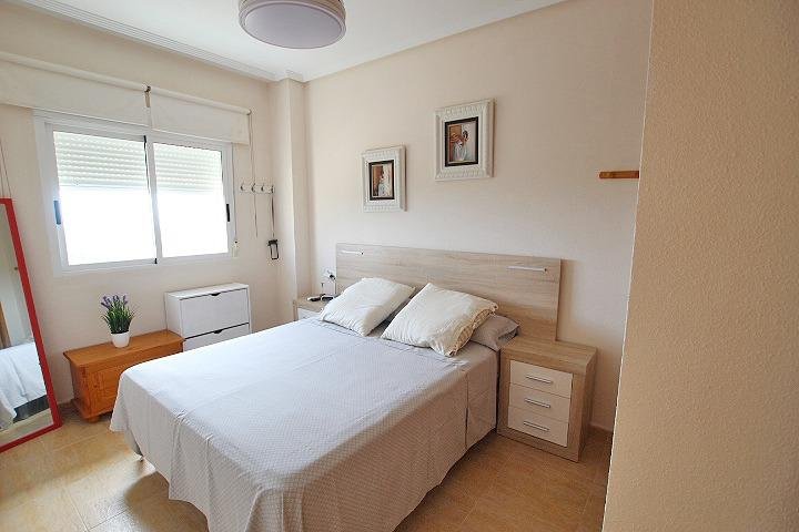Habitación acogedora con cama