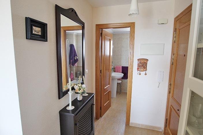 Pasillo con espejo y decoración