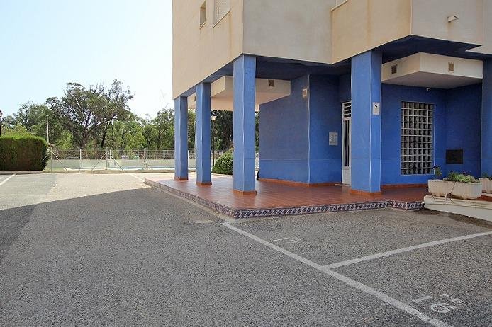Entrada de edificio con patio