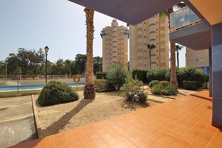 Jardín y piscina en complejo residencial