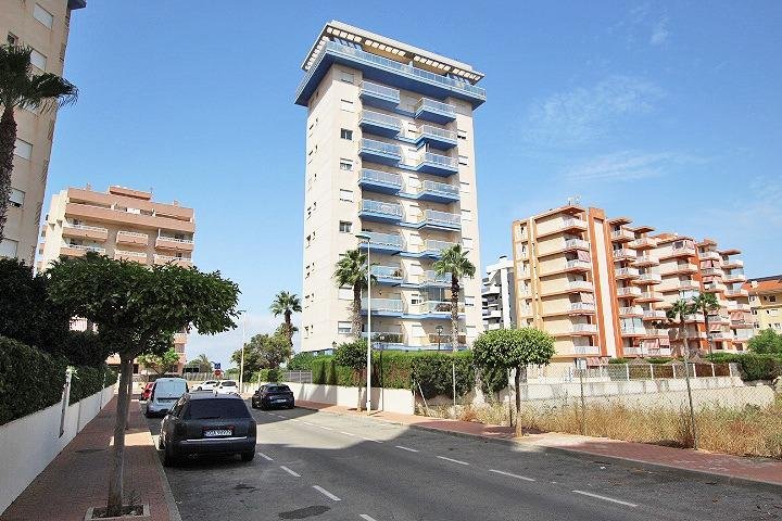 Edificio residencial en una calle