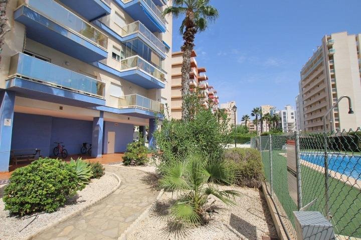 Jardín y edificio residencial