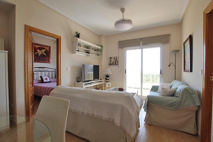 Sala y dormitorio en apartamento