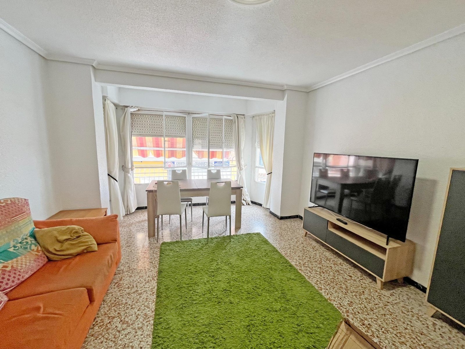 Sala de estar moderna y luminosa