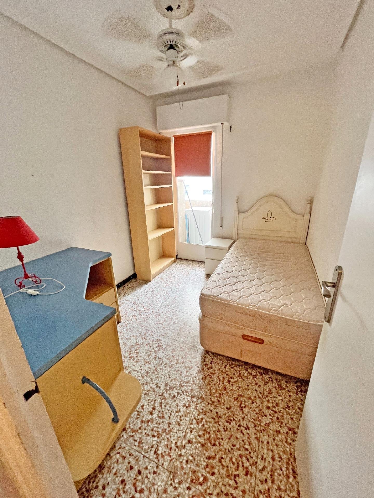 Habitación sencilla y luminosa