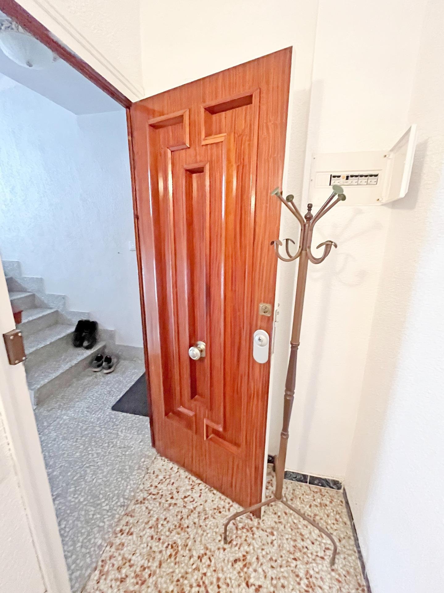 Puerta de entrada con perchero