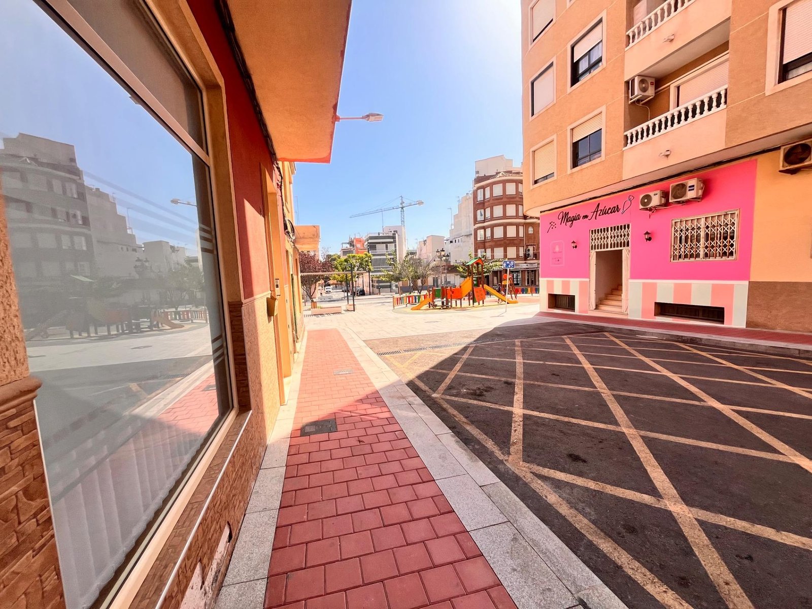 Calle con parque y edificios