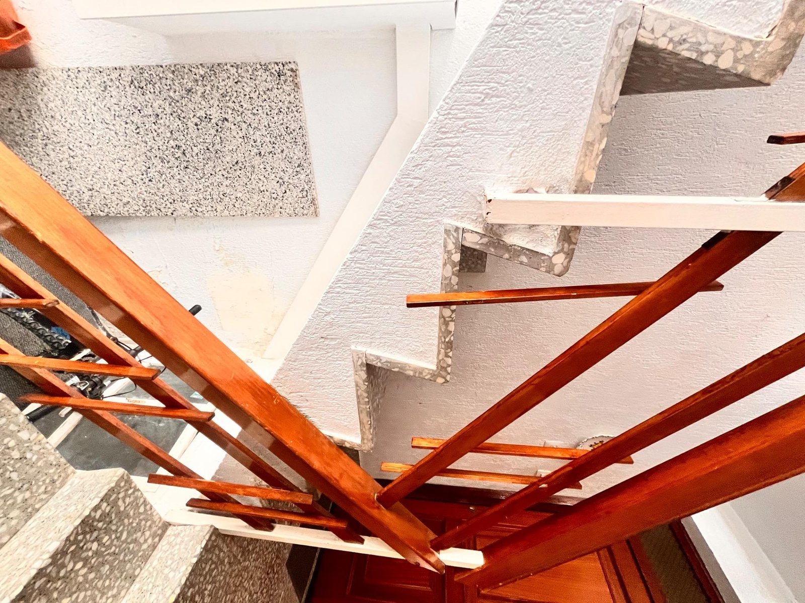 Escalera con barandilla de madera