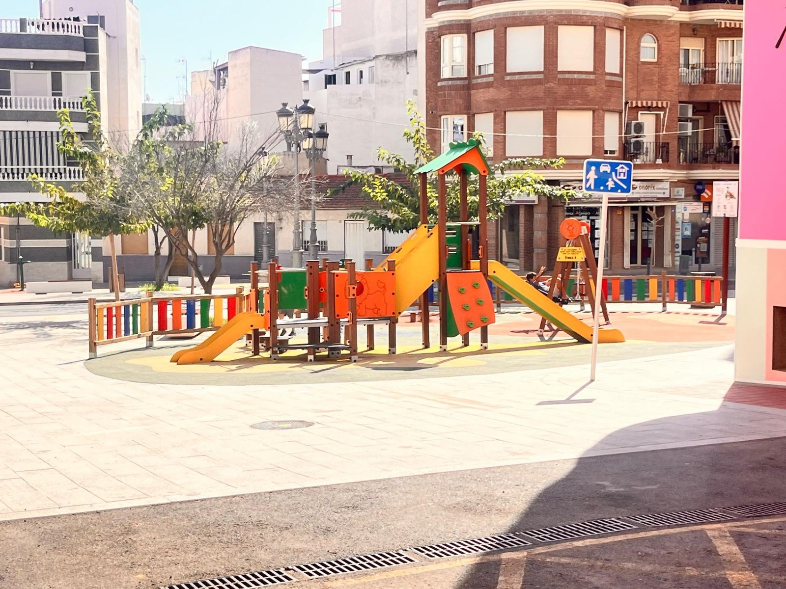 Parque infantil colorido en la ciudad
