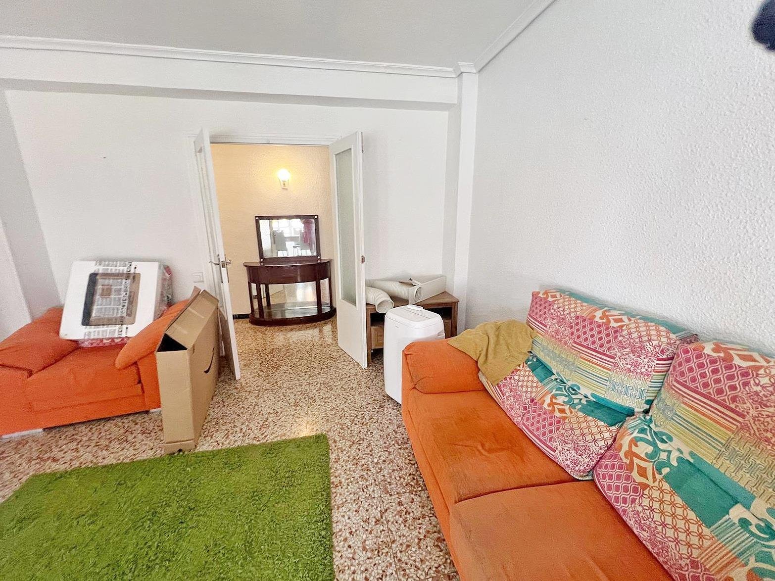 Sala de estar con muebles variados