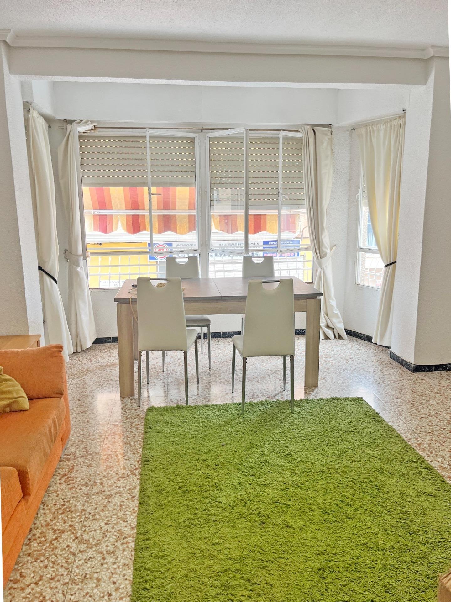 Comedor luminoso y acogedor