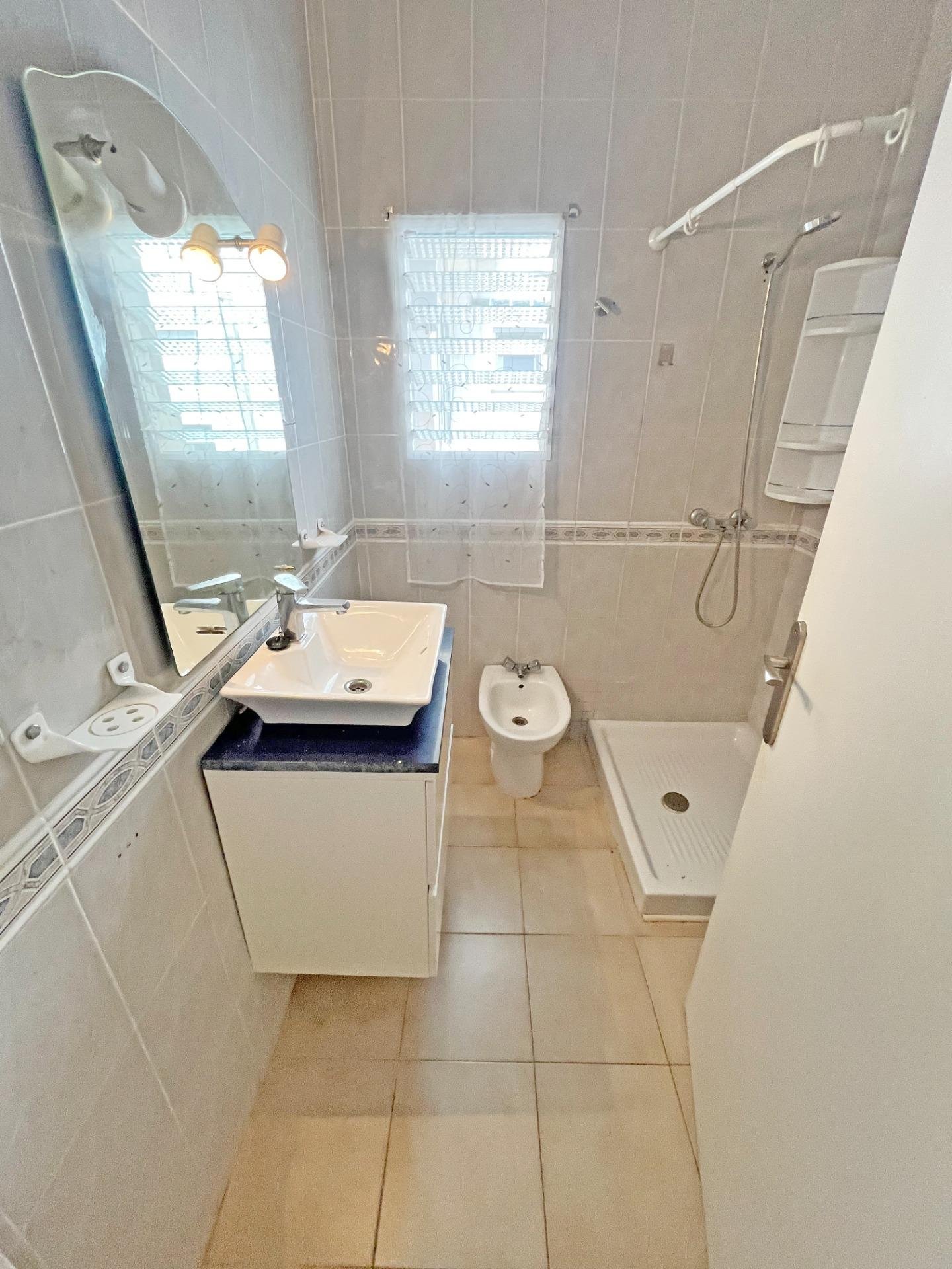 Baño pequeño con lavabo y bidet