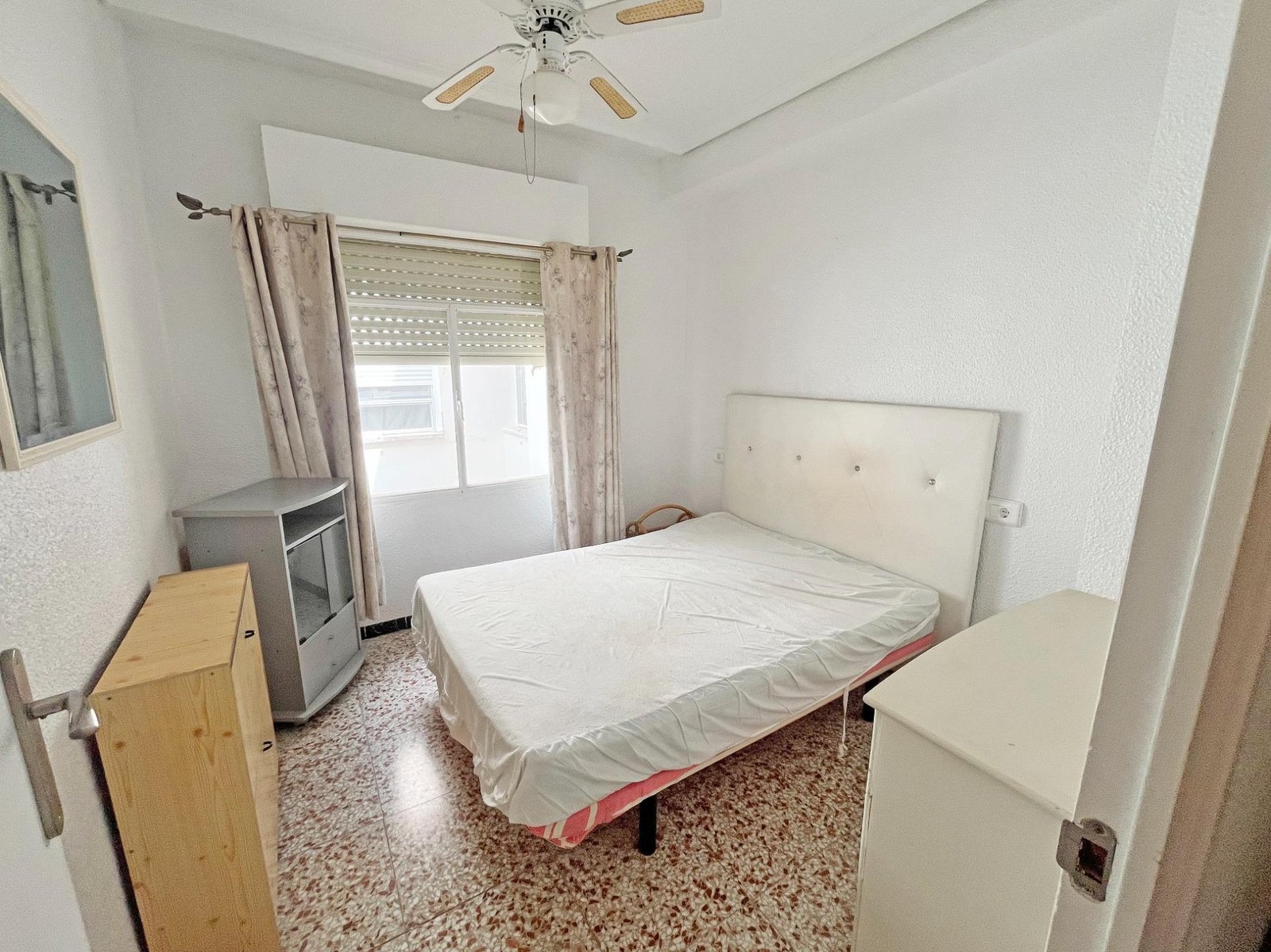 Habitación simple y luminosa