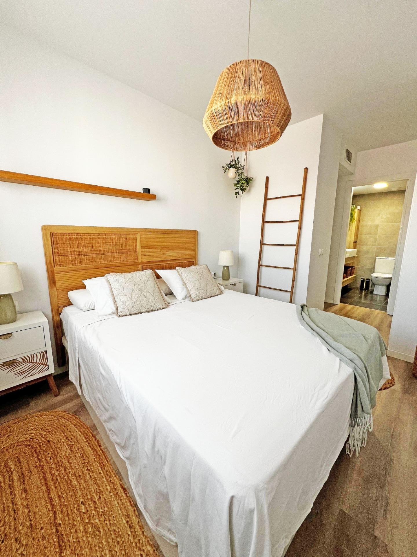 Dormitorio moderno con detalles de madera