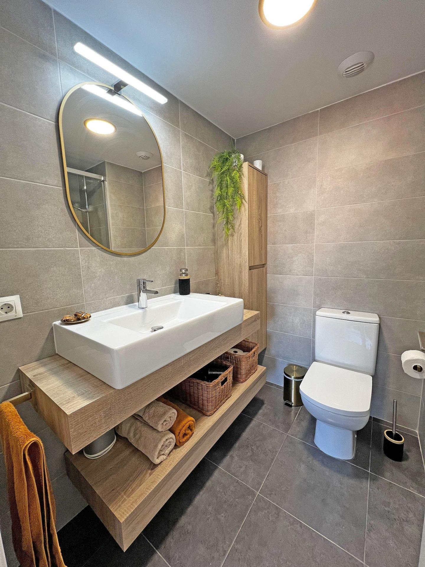 Baño moderno con lavabo flotante