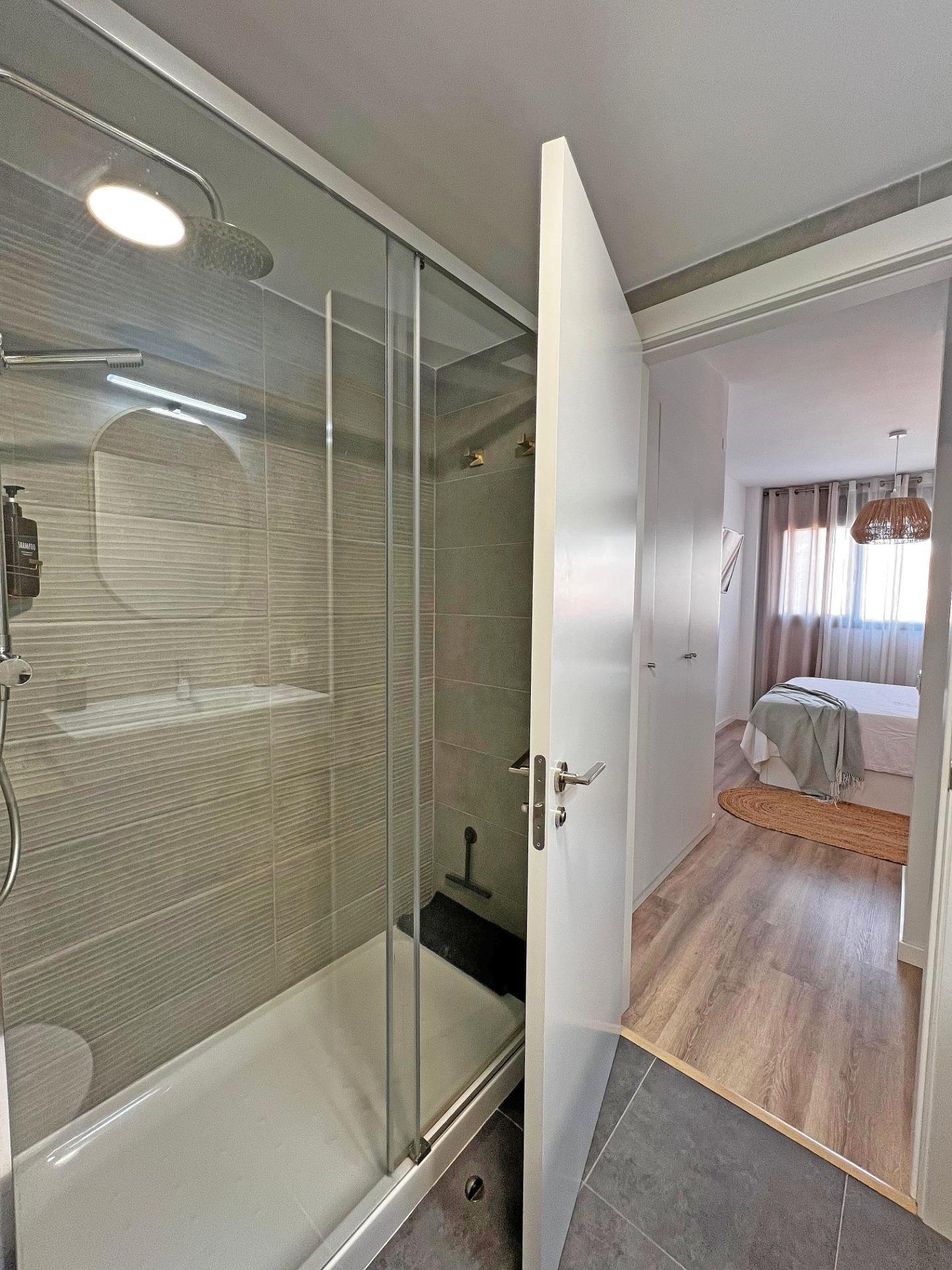 Baño moderno con ducha