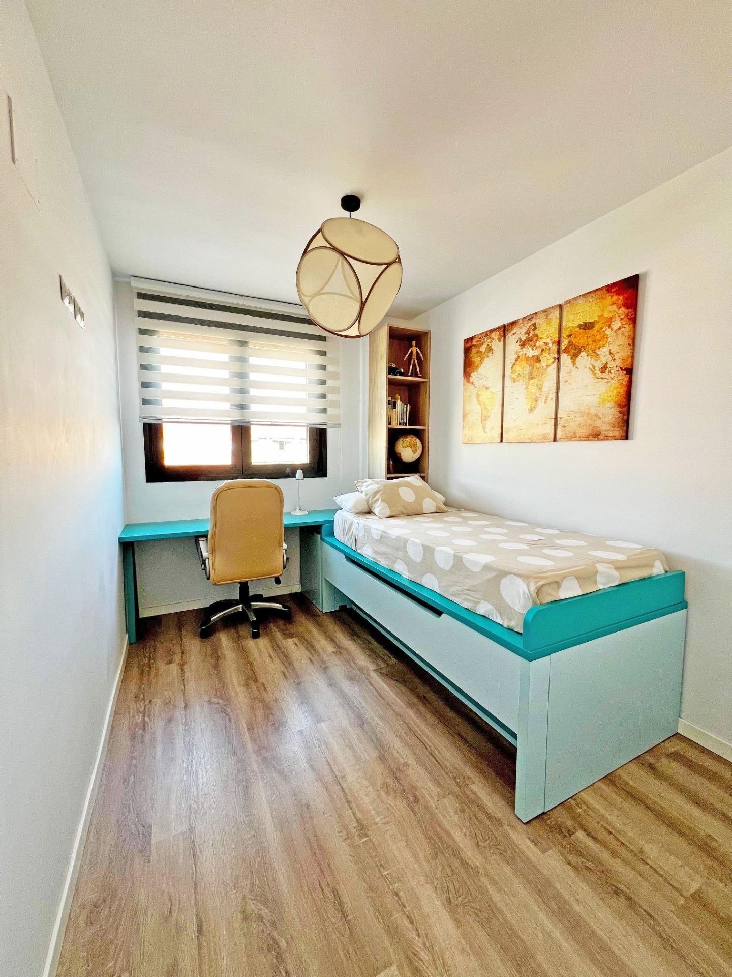 Habitación moderna y luminosa