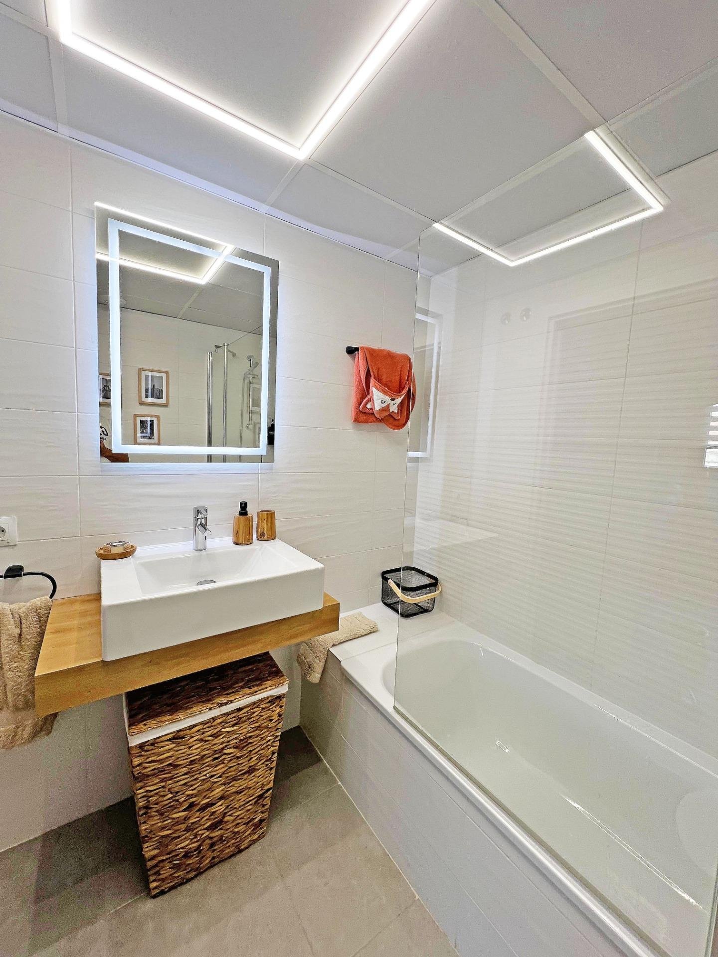 Baño moderno con lavabo y bañera