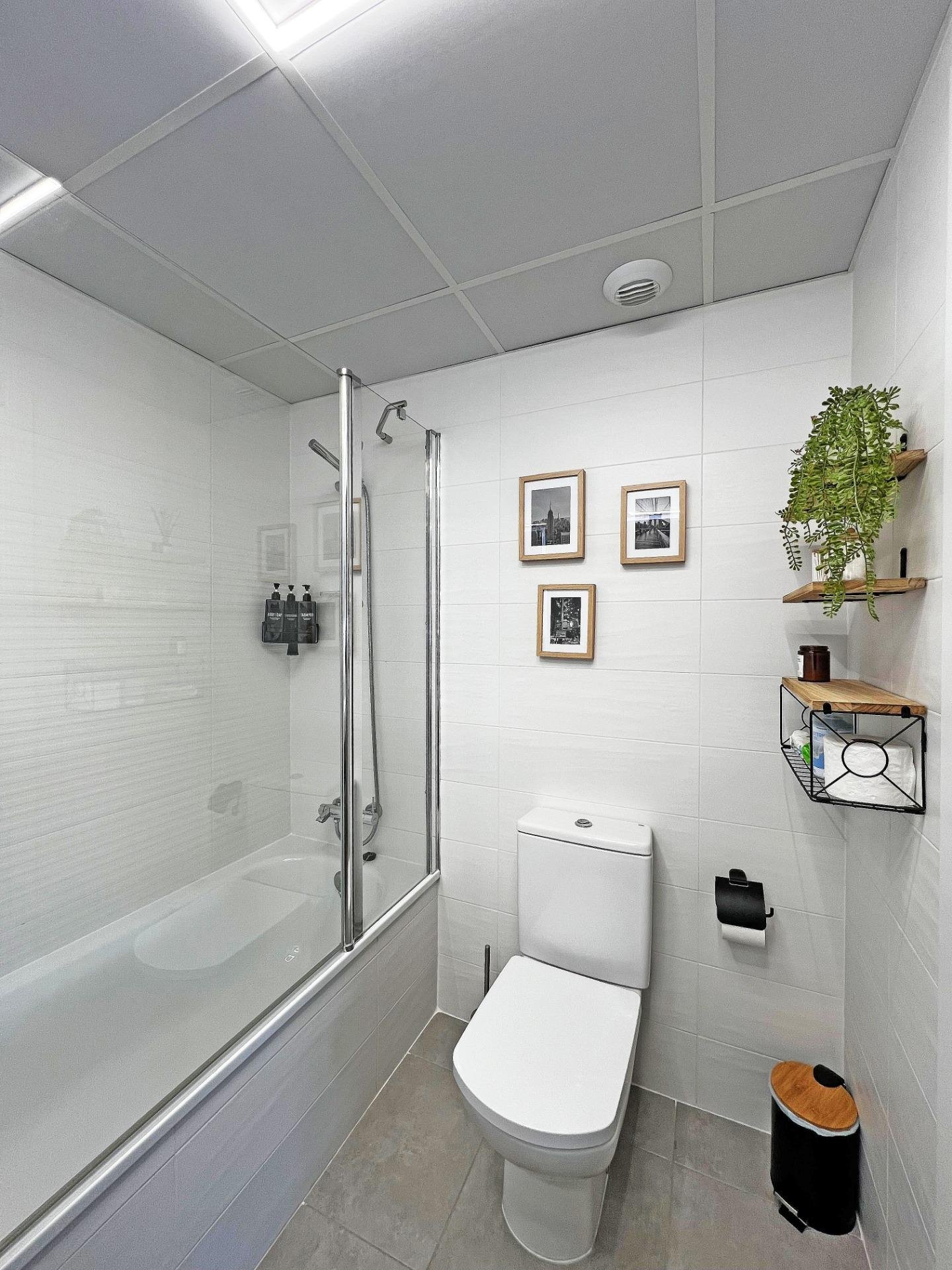 Baño minimalista con ducha y sanitarios