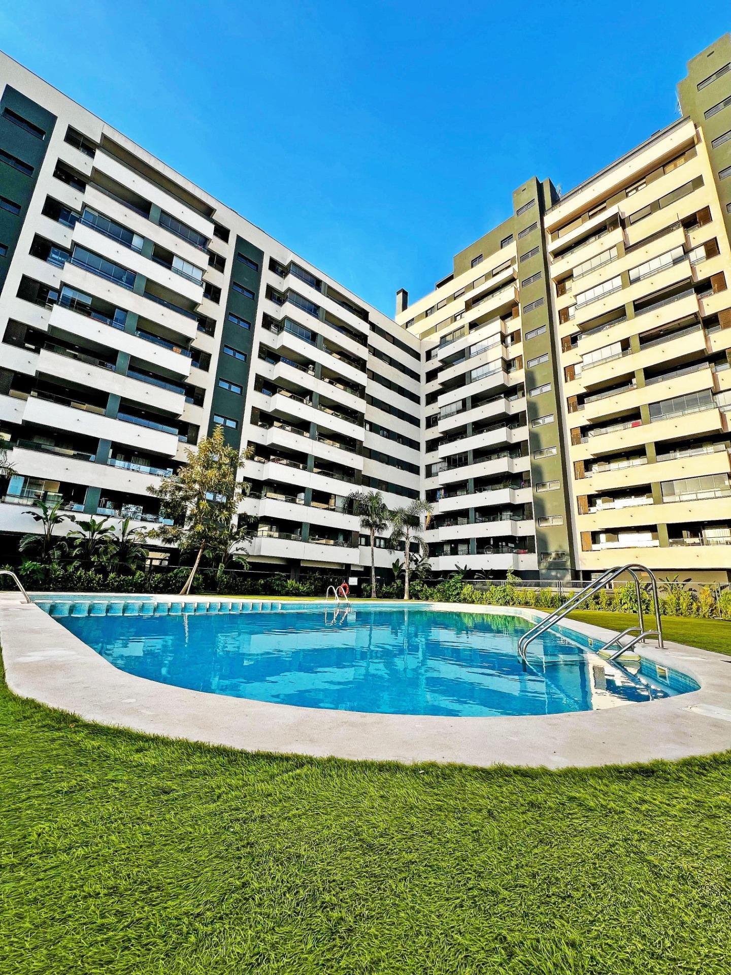 Hermosa piscina en complejo residencial