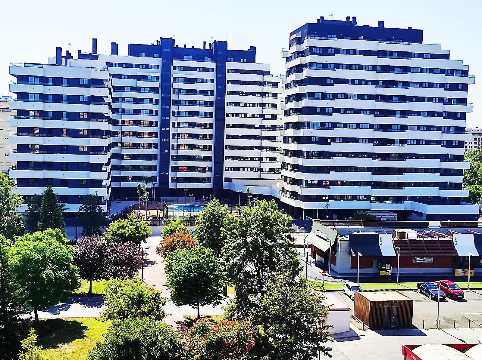 Edificios modernos en un parque