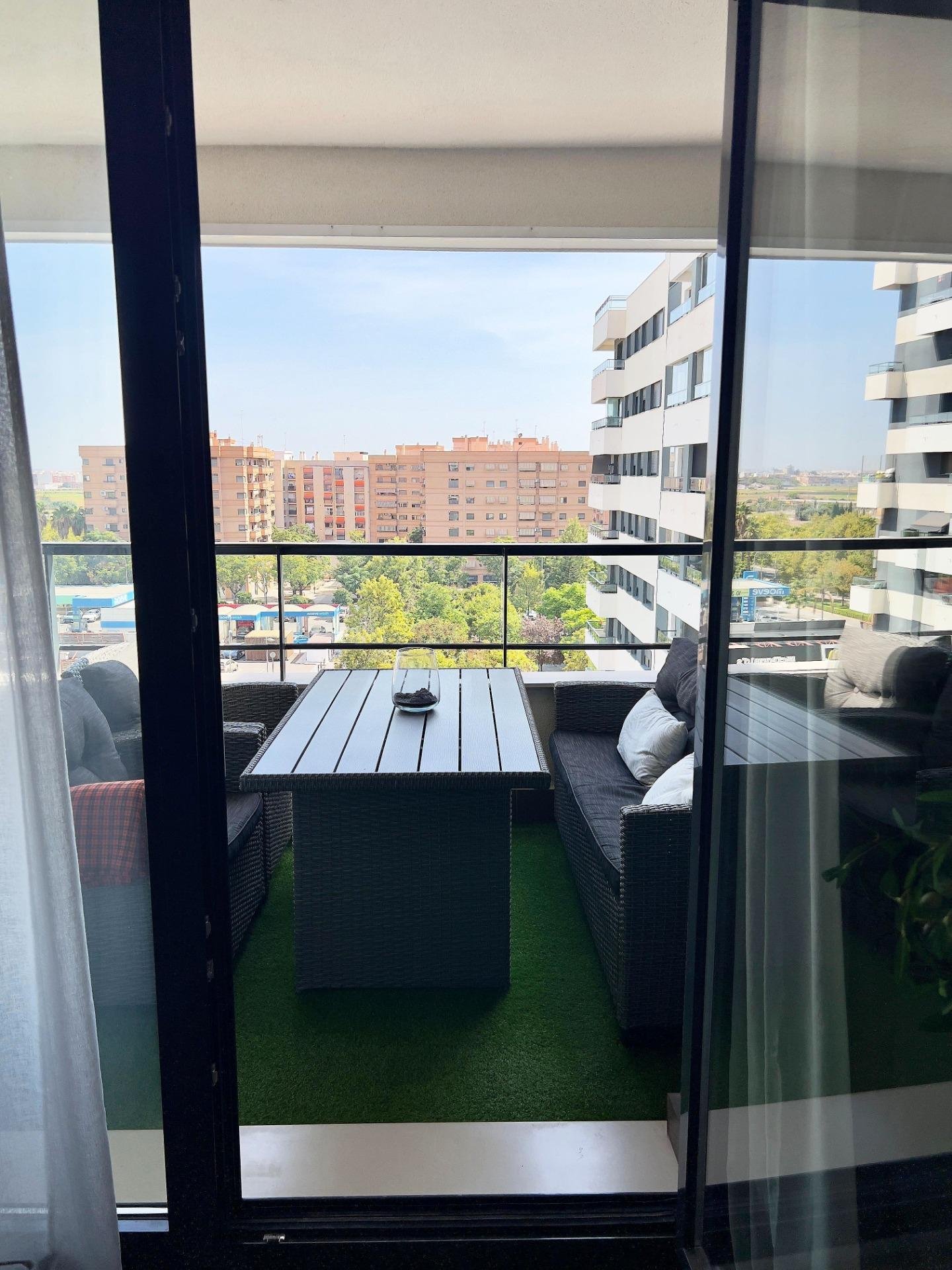 Terraza moderna con vista urbana