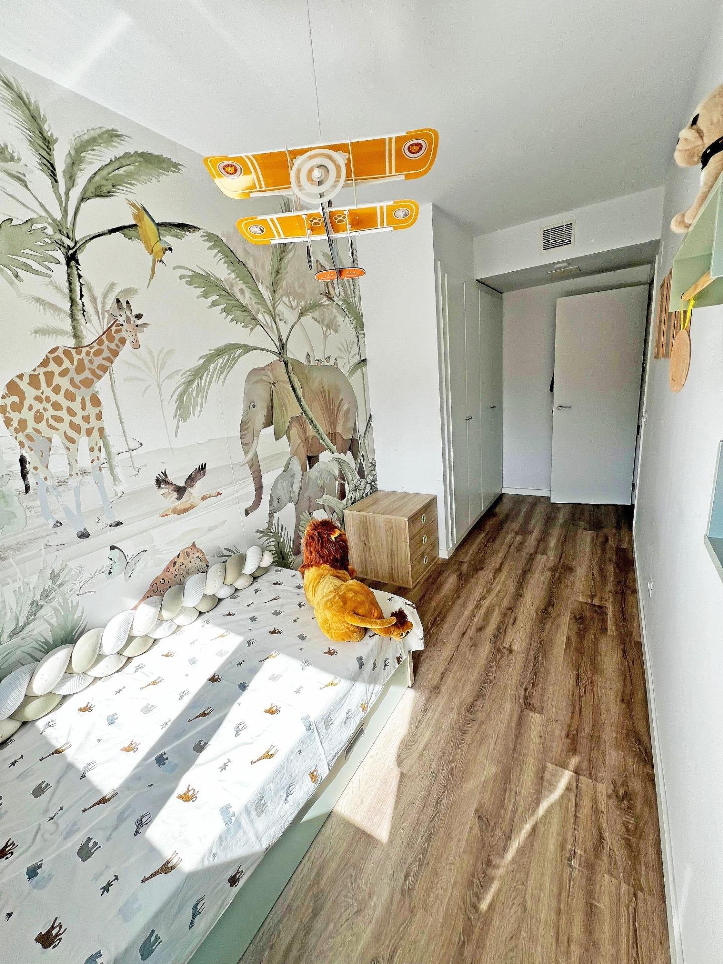 Habitación infantil con decoración animal
