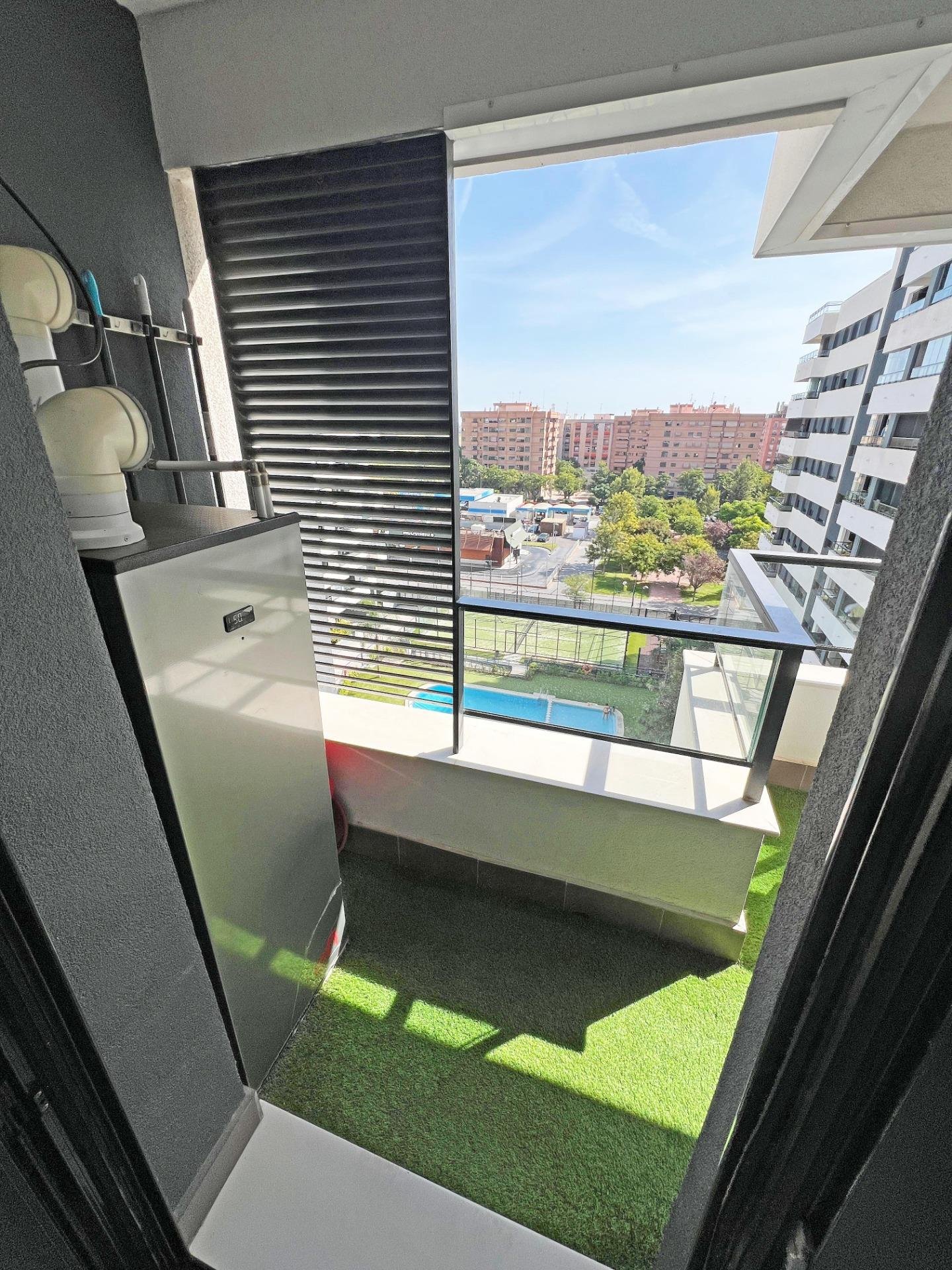 Balcón moderno con vista exterior