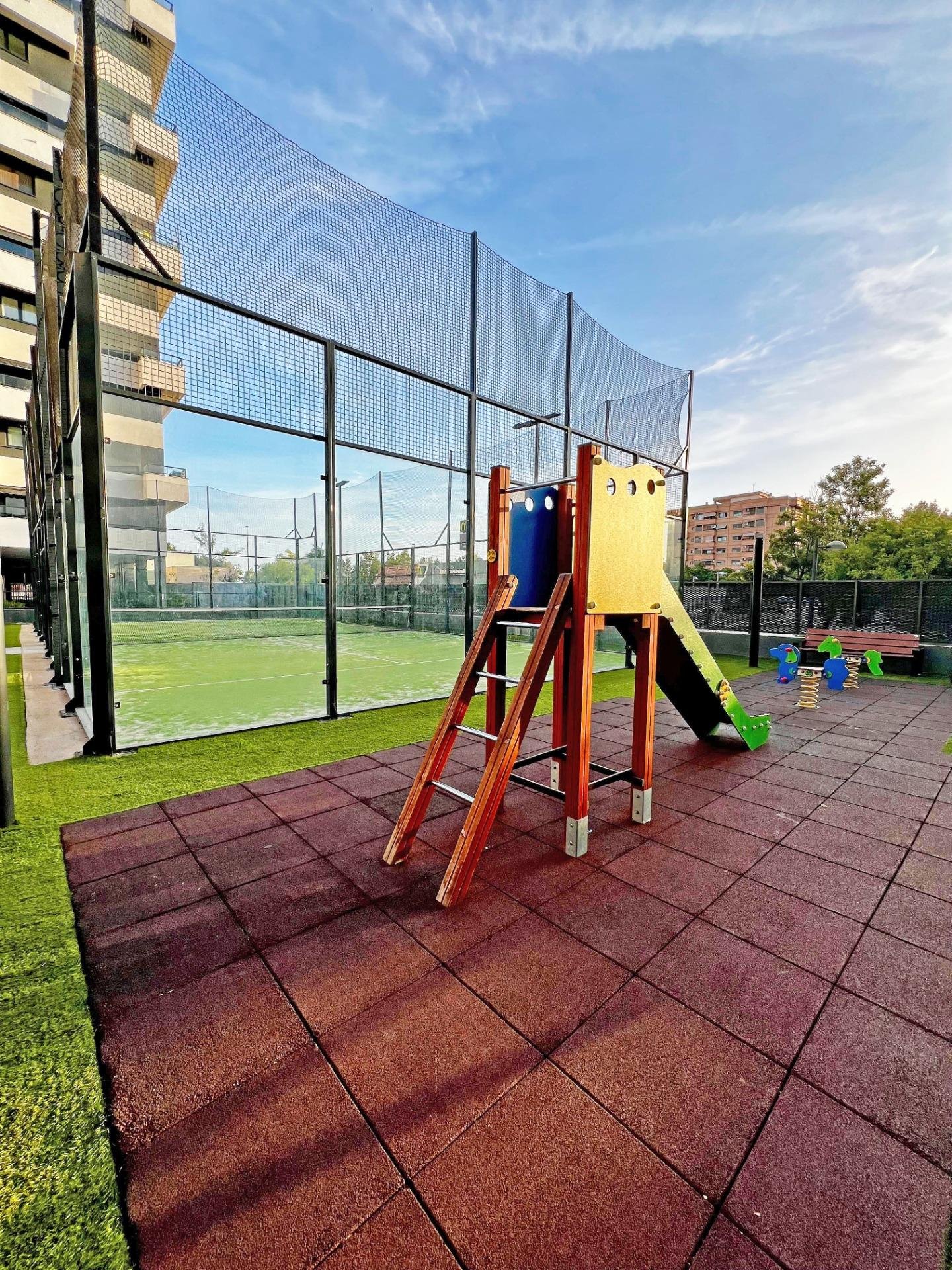 Área de juego con resbaladilla