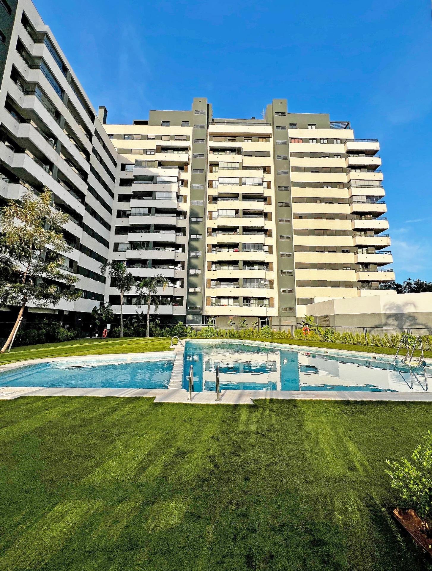 Vista de edificio con piscina