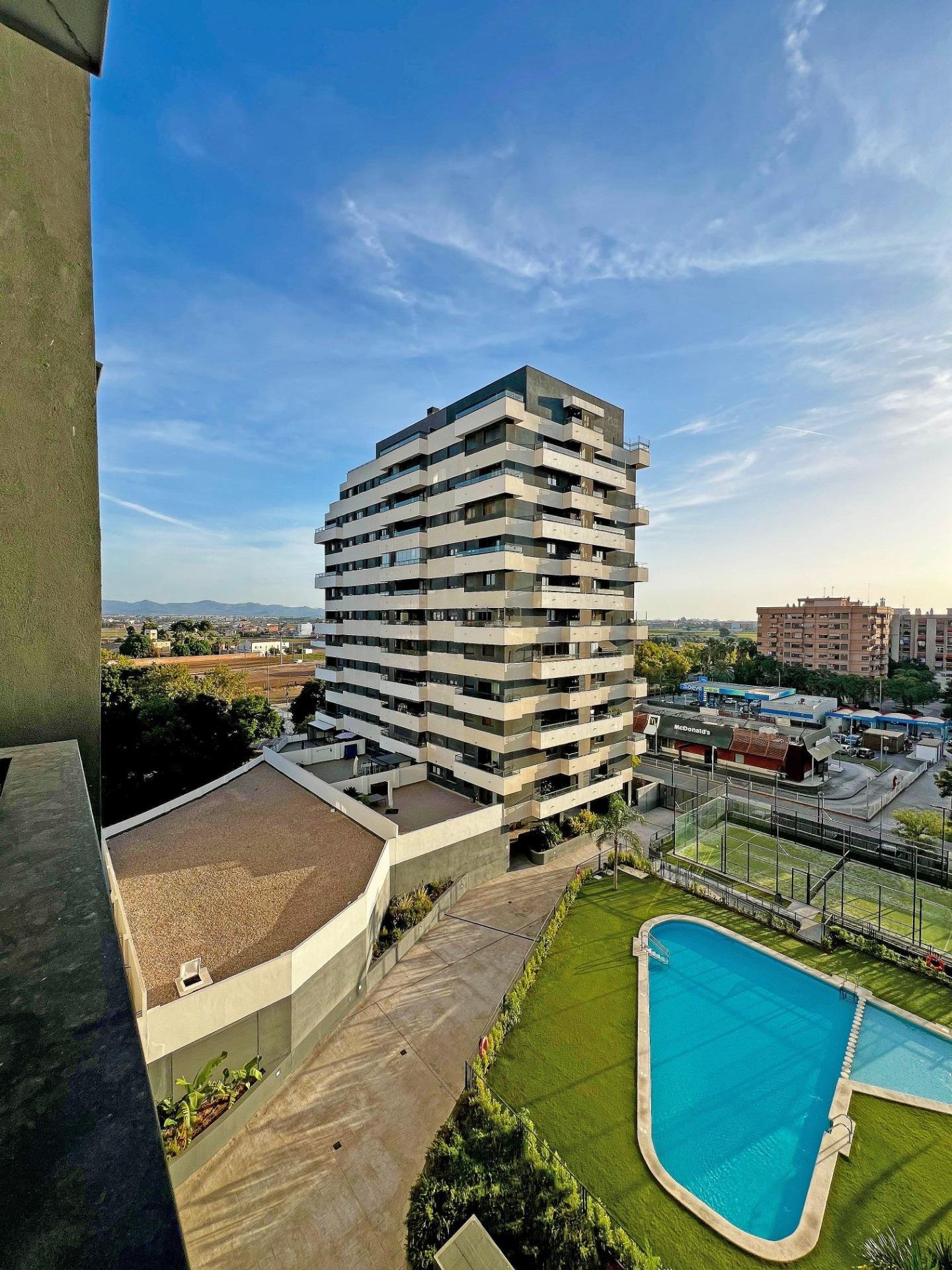 Edificio moderno con piscina