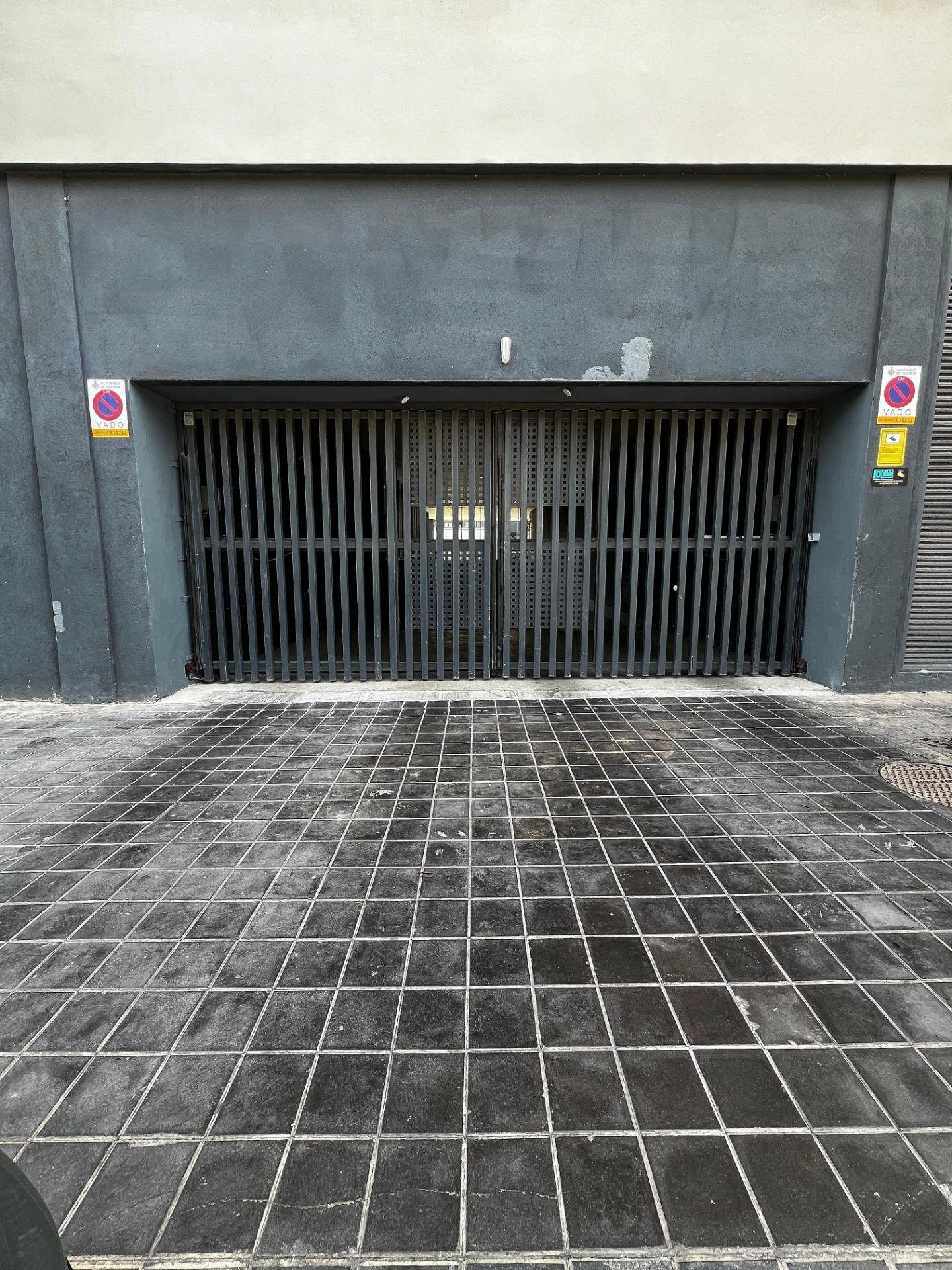 Puerta de garage con rejas