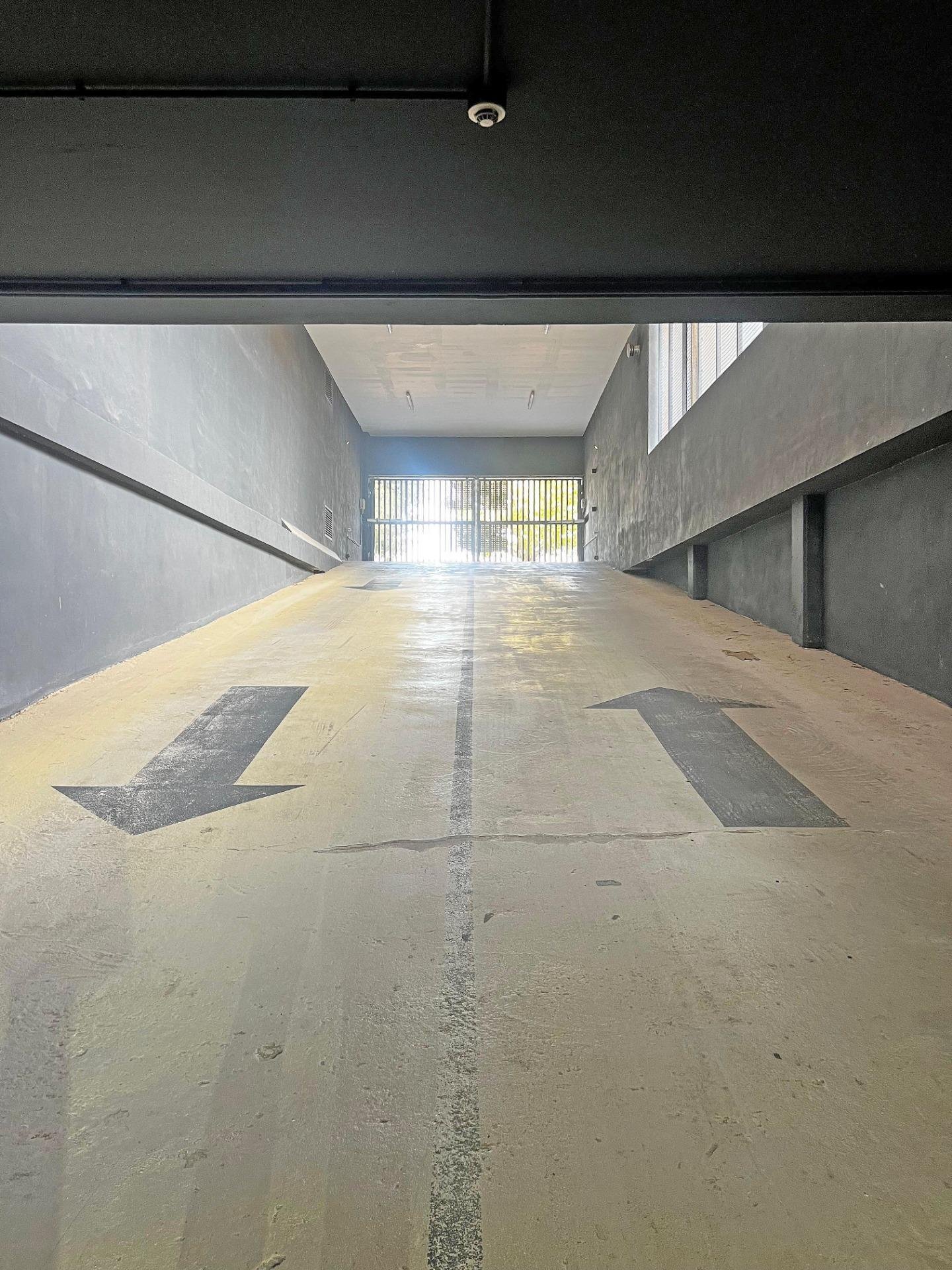 Entrada a un garaje con indicaciones