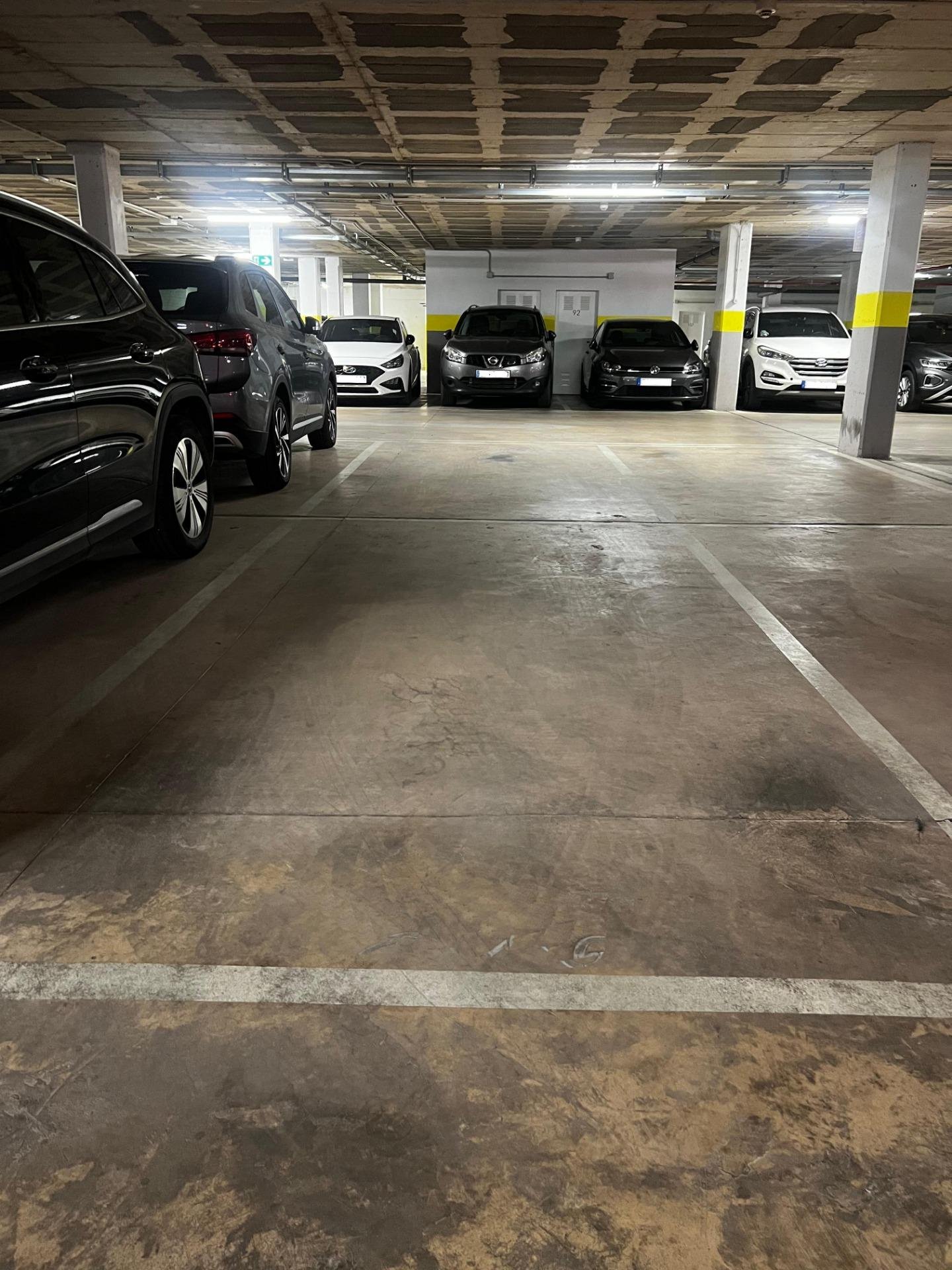 Estacionamiento subterráneo con vehículos