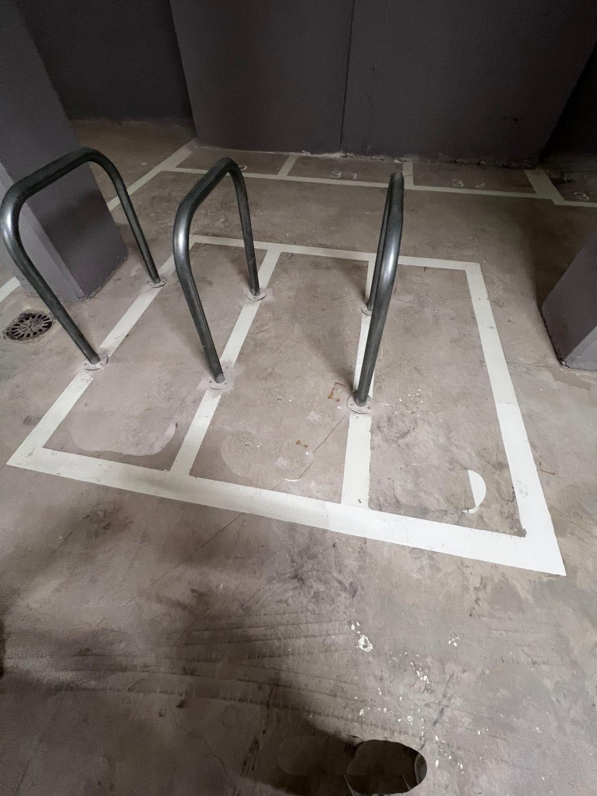Estructura metálica en el suelo