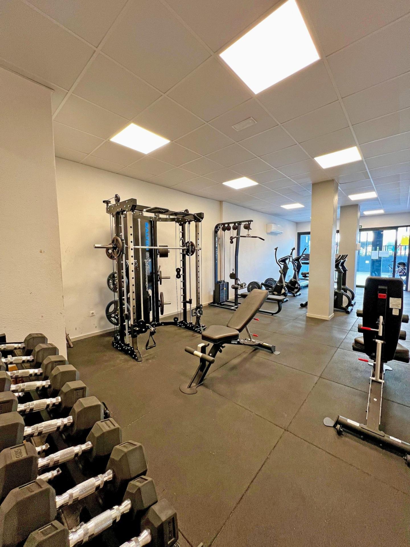 Gimnasio moderno con equipos
